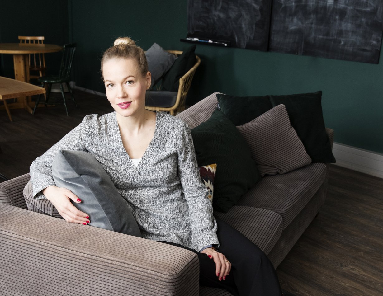 Leena Komulainen toteutti äitiyslomalla unelmansa kirjan kirjoittamisesta. – Kun jäin pois oravanpyörästä, mieleen vapautui tilaa aivan uusille ajatuksille. Kuva: Ninna Lindström