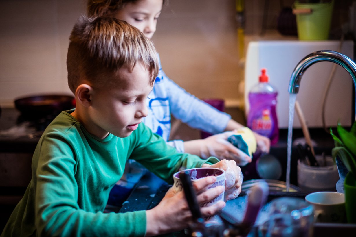 Miksi pojilta odotetaan vähemmän osallistumista kotitöihin? Kuva: iStockphoto