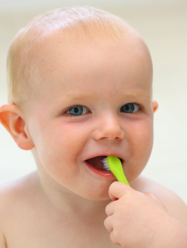 Kun hampaiden harjaaminen on rutiini pienenä, siitä tulee elinikäinen tapa. Lapsi tarvitsee aikuisen apua harjaamisessa aina pikkukoululaiseksi saakka. Kuva: <span class="photographer">iStockphoto</span>