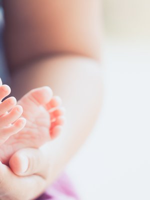 Kohtuun kuolleiden lasten vanhemmat kokevat, ettei heidän surunsa ole yhtä oikeutettua. Kuva: <span class="photographer">iStockphoto.</span>