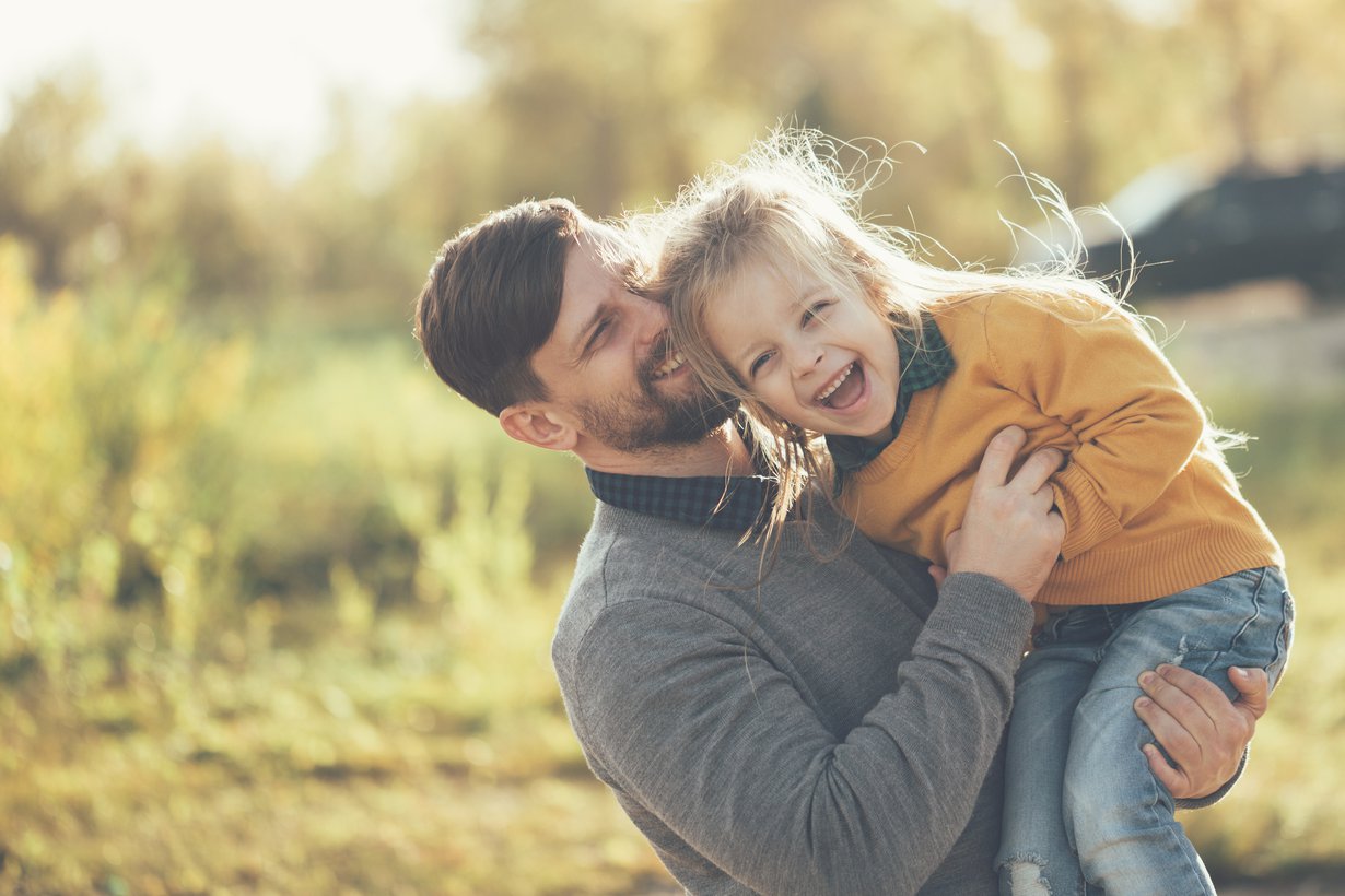 Vanhemman tulee tarkkailla ja kunnioittaa lapsen viestejä. Se, mikä on yhden mielestä riemukas leikki, on toiselle liikaa. Kuva: iStockphoto