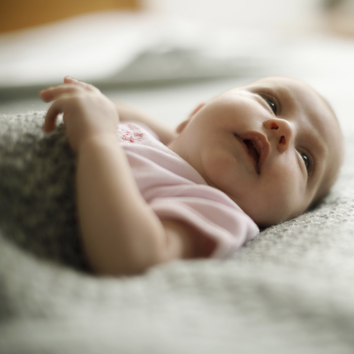 Kuulolla. Pieni vauva ei vielä näe kauas mutta kuulee tarkasti. Kuva: iStockphoto