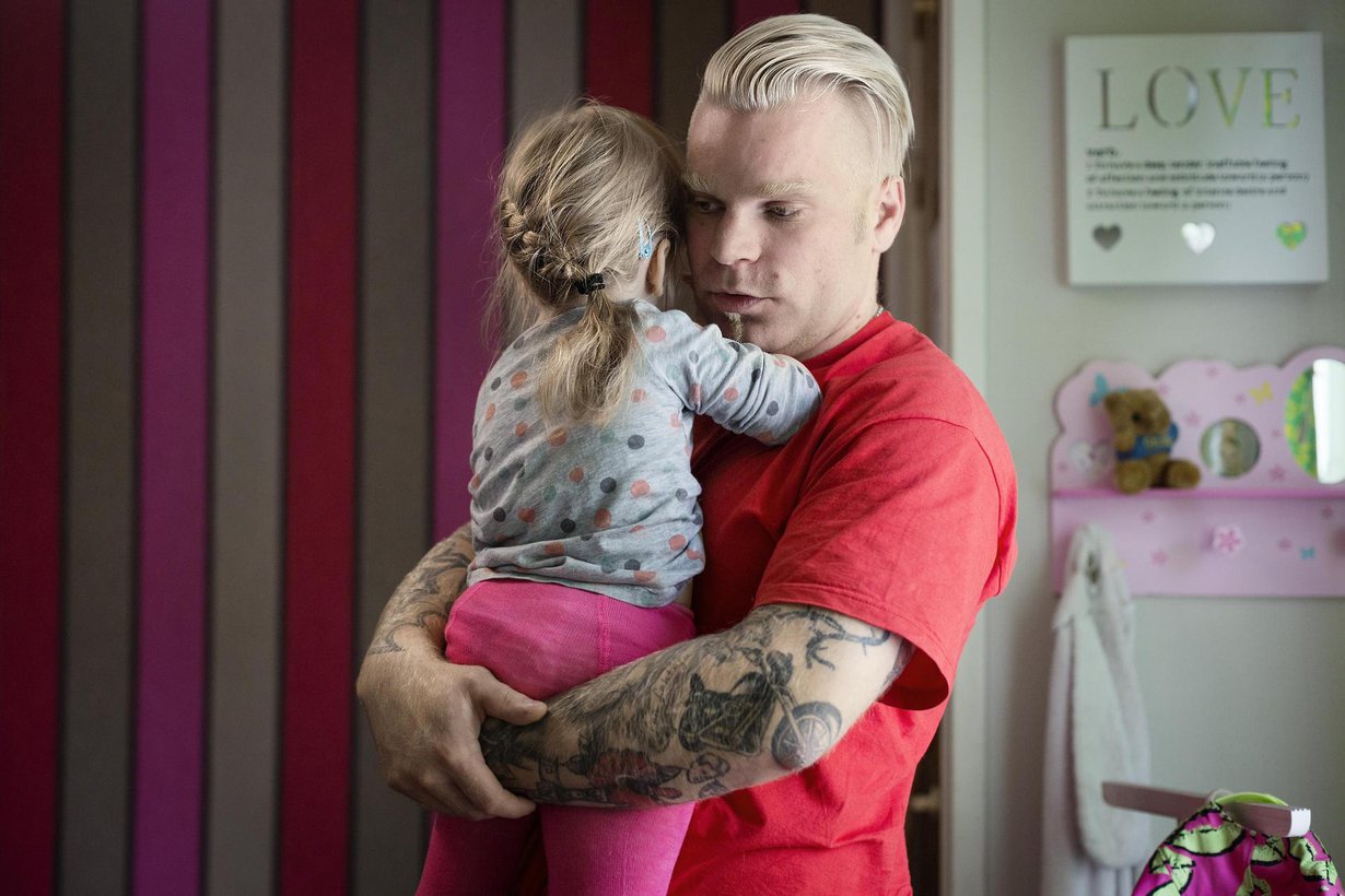 Tätä en mokaa. Kuopukselleen Mikko yrittää olla läsnäoleva isä alusta asti. Kuvat: Karoliina Paatos