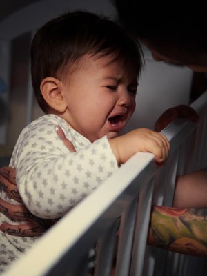 Jokaisella lapsella on yksilöllinen unirytmi. Jotkut nukkuvat pitkät yöunet vasta vanhempana. Kuva: <span class="photographer">iStockphoto</span>