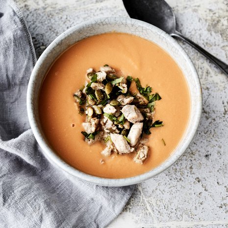 Siemenet ja broileri antavat keittoon mukavasti proteiinia.