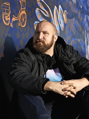 Lisää tehoja. ”Isyys on tehnyt minusta entistä  tuotteliaamman ja tehokkaamman.  Olen ruvennut  noudattamaan perinteisempiä työaikoja ja omistanut muun ajan perheelleni”, Karri Miettinen eli  Paleface sanoo. Kuva: <span class="photographer">Milka Alanen</span>