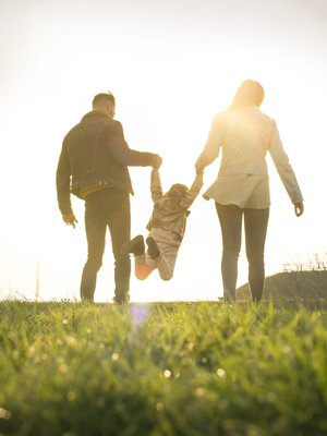 Yhden lapsen kanssa kädet riittävät, niin arkiaskareissa kuin temppuillessakin. Kuva: <span class="photographer">iStockphoto</span>