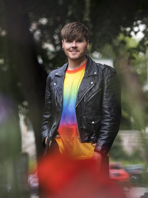 Eino Nurmisto on kotoisin Somerolta. Vaikka Eino kirjoitti aluksi Tämän kylän homopoika -blogiaan anonyyminä, pienellä paikkakunnalla kirjoittajan henkilöllisyys arvattiin nopeasti.