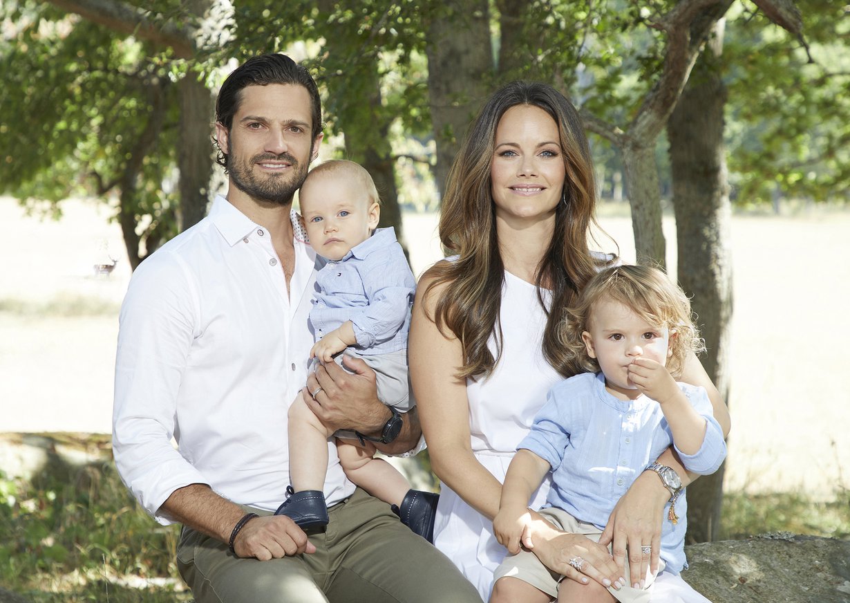 Mikä ihana perhe! Prinssi Carl Philip ja prinsessa Sofia sekä pikku prinssit kuvattuna kesällä 2018. Kuva: Anna-Lena Ahlström, Kungahuset.se