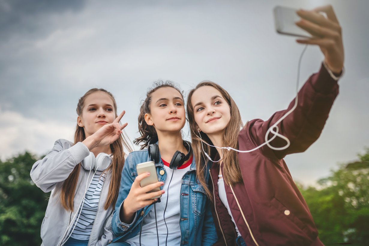 Nuoren aivot skannaavat jatkuvasti, olenko vihamielisessä vai minuun positiivisesti suhtautuvassa seurassa. Kuva: iStockphoto.