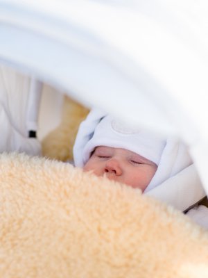 Jos vauvan kädet ja jalat ovat sisään tultua lämpimät, vaatetta on ollut sopivasti. Kuva iStockphoto