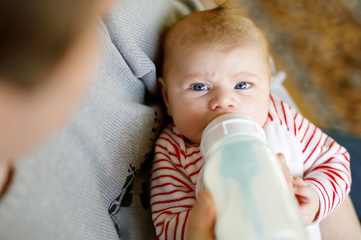 Kaikki rentoutui, kun ruokinta pullosta alkoi sujua, kertoo kyselyyn vastannut äiti. Kuva: iStockphoto