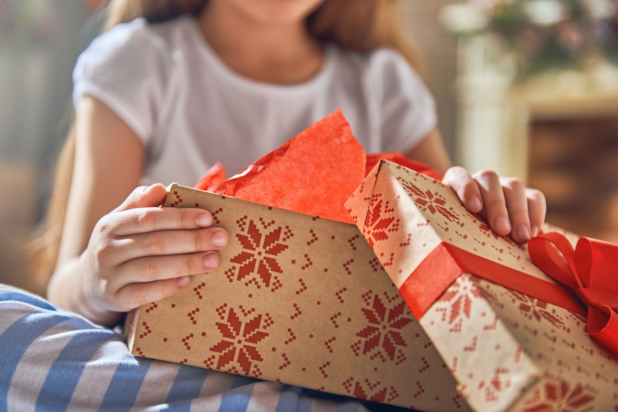 Tänä vuonna teinin paketista voisi löytyä vaikkapa pehmeä aamutakki tai pörrösukat. Kuva: iStockphotos