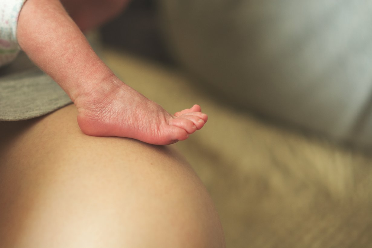 Jo aiemmista tutkimuksista tiedetään, että ihokontakti vanhemman kanssa lisää keskosen selviytymisen mahdollisuuksia. Kuva: Shutterstock