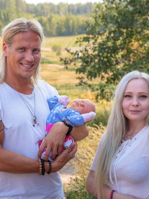Juontaja Sami Kuronen vieraili Lauran luona, kun kuopus oli muutaman viikon ikäinen. Laura asui lapsiensa kanssa tuolloin hänen isänsä luona. Kuva: <span class="photographer">Nelonen Media</span>