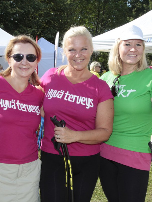 P&auml;&auml;toimittaja Taina Risto, bloggari Raakel Lignell ja Lotta Backlund hetki ennen starttia.