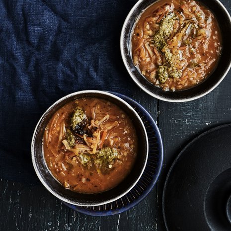 Mainioon keittoon sopivat mitkä vaan juurekset, sillä maut sulautuvat yhteen pitkään hauduttaessa.