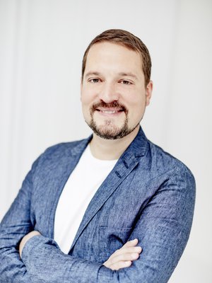Carl-Johan Forssén Ehrlin kehitti supersuositun nukutussadun jo ennen kuin hänellä oli kokemusta vanhemmuudesta. Kuva: <span class="photographer">Day Fotografi</span>