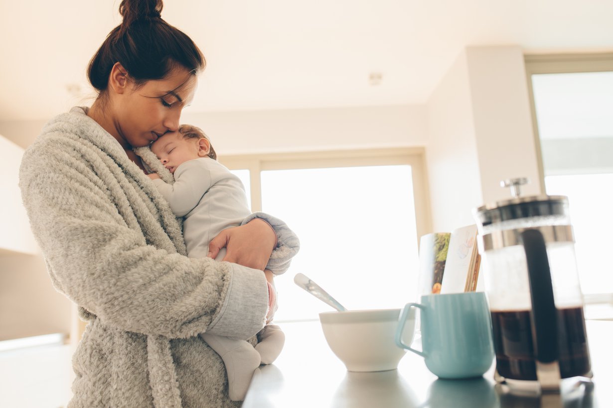 Olisin halunnut vain oleskella vauvan kanssa ihokontaktissa ilman paitaa, mutta pitikin kestitä vieraita, eräs äiti kertoo. Kuva: iStockphoto