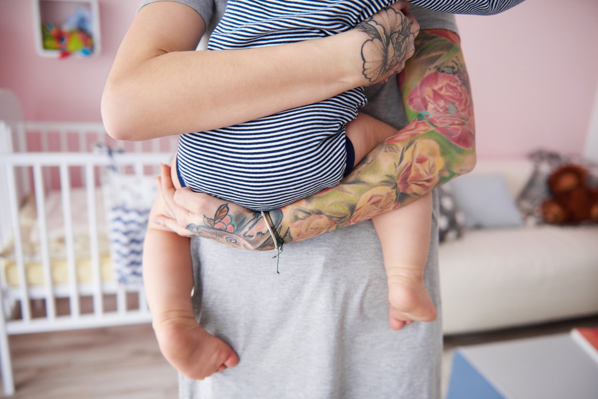 Apua tarjottaisiin nopeasti esimerkiksi silloin, jos vauvan äidillä on masennusoireita. Kuva: iStockphoto