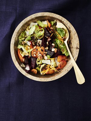 Rosollista tutut punajuuri ja porkkana saavat salaattiin kaverikseen ruusukaalin lehdet 