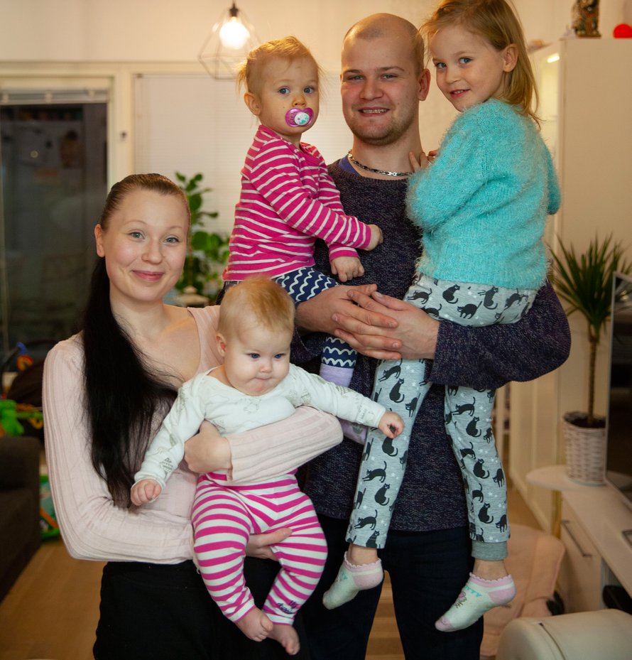 Viisi Toisenlaiset teiniäidit -ohjelmassa nähtyä äitiä palaa kertomaan, mitä heille kuuluu nyt. Yksi äideistä on 22-vuotias Crista, jolla on miehensä Jaakon kanssa kolme lasta. Kuva: <span class="photographer">Nelonen Media</span>