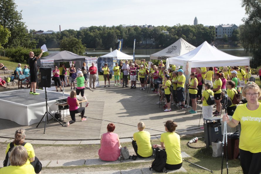 Marco Bjurstr&ouml;m juonsi vet&auml;v&auml;&auml;n tapaansa Helsinki Nordic Walk -tapahtuman.