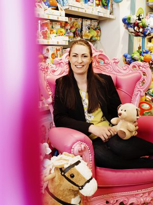 Anja Merenkivi yrittää kiertää leluosastot kaukaa vapaa-ajallaan. SIlti hänen ostoskoriinsa saattaa päätyä epäilyttävän näköinen lelu vaikka ruokaostoksilla. Kuva: <span class="photographer">Milka Alanen</span>