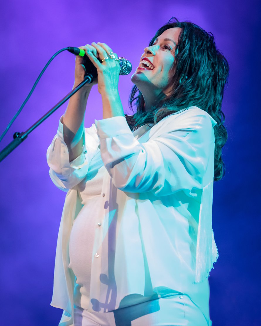 Laulaja Alanis Morissette toivoo, että hänen avoimuutensa auttaa muita masennuksesta kärsiviä äitejä.