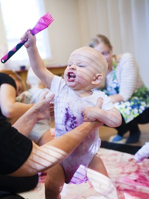 Wuaaah! Silikonisiveltimellä saa hienoja kuvioita sekä paperiin että äidin paitaan. Kuva: <span class="photographer">Riina Peuhu</span>