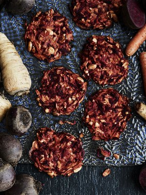 Maapähkinä korostaa palsternakan pähkinäisiä makuja ja antaa pihveihin kuitua ja pehmeitä rasvoja.