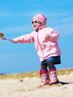 Lapsen silmät ovat aikuisen silmiä herkemmät kirkkaalle kevätauringolle. Kuva: <span class="photographer">iStockphoto</span>