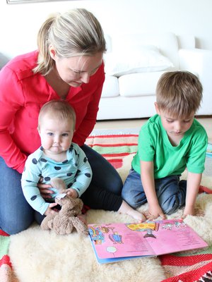 Lapselle lukemisella on yhteys parempaan koulumenestykseen ja koulumyönteisyyteen. Kuva: <span class="photographer">Mirkka Golnick</span>