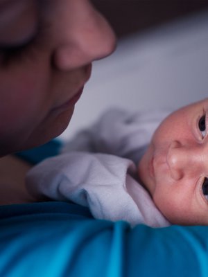 Jos mieli jää askartelemaan suremattoman sektiosurun parissa, ei välttämättä pysty olemaan täysin läsnä vauvan kanssa. Kuva: <span class="photographer">iStockphoto</span>