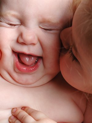 Anna pusu! Sisaruuteen kuuluu riitoja ja rakkautta, mutta myös omia yhteisiä juttuja. Kuva: <span class="photographer">iStockphoto</span>