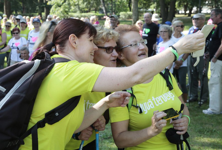 Ryhm&auml;selfiet&auml; ottamassa Annika Varjoluoto, Riitta Varjoluoto ja Emilia Eskelil&auml;.