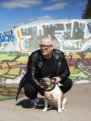 Arttu Wiskarin perheeseen kuuluu kaksi lasta, puoliso ja koira. Kahdeksanvuotias ranskanbuldoggi Bonzo on riippuvainen ja joskus jopa mustasukkainen Artusta. Jos isännän huomio herpaantuu, Bonzo ulvoo.