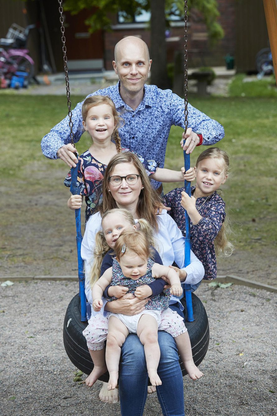 Annika ja Peik ovat kiitollisia perheestään. – Tiedämme, että lapsilukua ei aina voi suunnitella. Kuva: <span class="photographer">Juha Salminen</span>