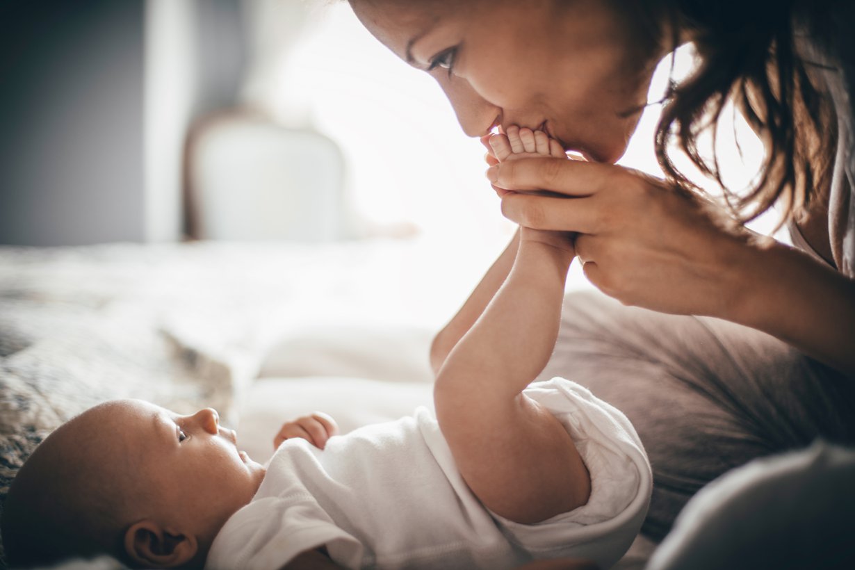 Lämmin vuorovaikutus vanhemman kanssa vaikuttaa vauvan sosiaaliseen kehitykseen. Kuva: iStockphoto