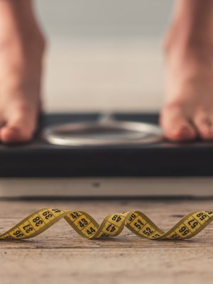 Syömishäiriöt ovat tytöillä tavallisempia. Pojilla pakonomainen tarve kontrolloida kehoa voi näkyä esimerkiksi liian tiheinä punttisalitreeneinä. Kuva: <span class="photographer">iStockphoto</span>