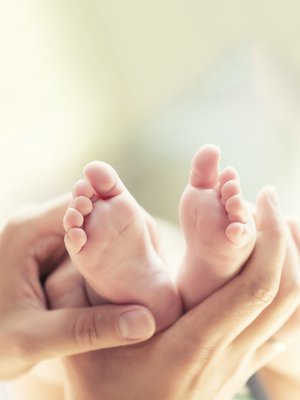 Hiero vauvan jalkapohjat hellästi sivellen tai painellen. Kuva: <span class="photographer">iStockphoto</span>