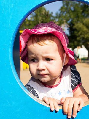 Pian se helpottaa. Jos taaperon itkuinen aamu jää painamaan mieltä, hoitajaa voi pyytää lähettämään viestin, miten lapsen päivä sujuu. Kuva: <span class="photographer">iStockphoto</span>