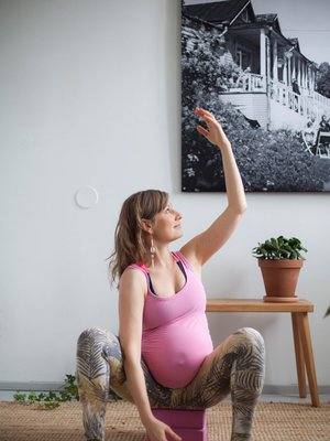 Kyykkiminen helpottuu, kun pepun alle laittaa matalan tuen. Kuvassa Hanna-Mari Nieminen kuopuksensa odotusajalla vuonna 2016.