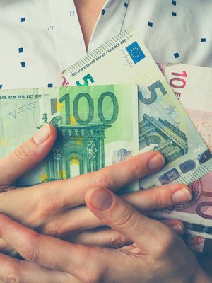 Tuntuu, että monissa perheissä äidit eivät edes tule ajatelleeksi, että heidän pitäisi neuvotella vanhempainvapaan jakamisesta isän kanssa, vaan sen oletetaan kuuluvan automaattisesti äidille ja taloudellista argumenttia käytetään tämän tukena, Sonja Rajala sanoo.