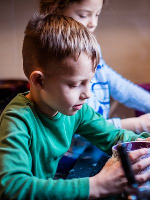 Miksi pojilta odotetaan vähemmän osallistumista kotitöihin? Kuva: <span class="photographer">iStockphoto</span>