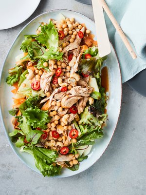 Valmis grillikana sopii keventäjän lautaselle, kun broilerista irrottelee rasvaisen nahan pois.