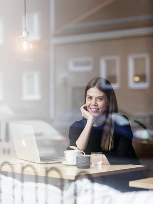 Raisa Mattila tietää, että ajankäytöstä tulee helposti riitaa lapsiperheessä. – Hoitaessani vauvaa kotona muutuin hirviöksi heti, jos mieheni myöhästyi ilmoittamastaan kotiinsaapumisajasta. Kuva: <span class="photographer">Panu Pälviä </span>