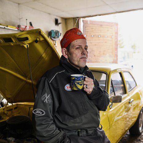 Kotteroita on päässyt kertymään, Timo Lavikainen tunnustaa kahvitauolla autotallissaan. Vuoden 1974 Ford Escortilla on  kesäksi kuntoon -tavoite. ”Tosin en ole varma, onko se ensi kesä.”