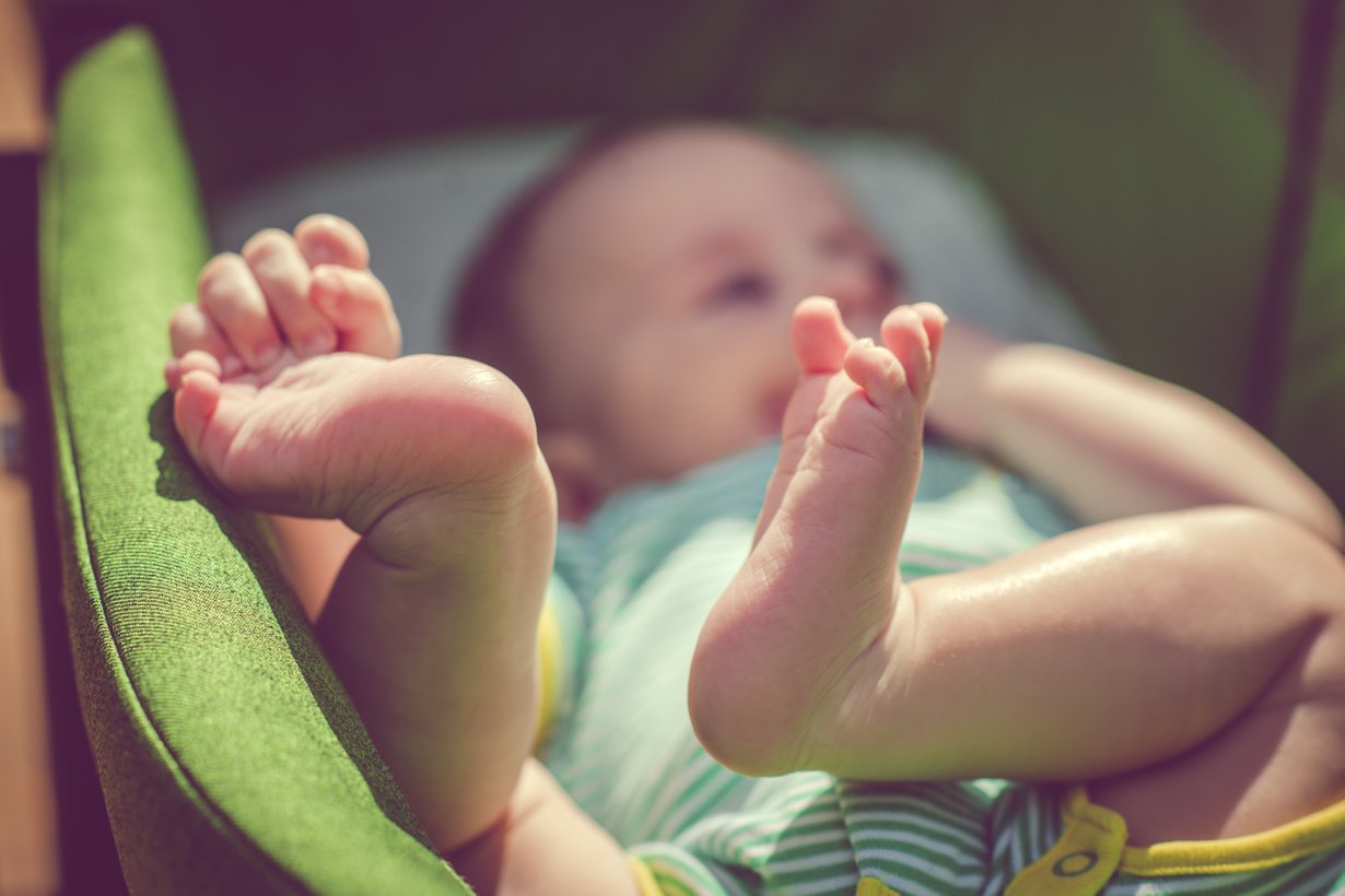 Vaunukopan suojissa vauva ei tarvitse hattua. Kuva: iStockphoto.