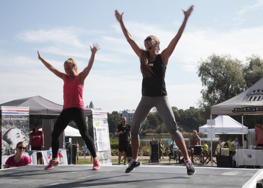 Tarjolla oli monenlaista puistojumppaa.